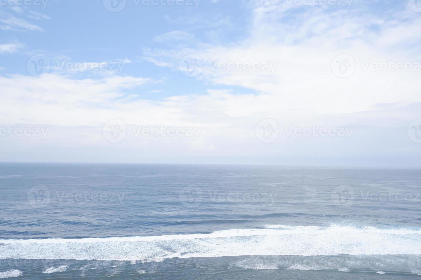 panorámico atmósfera de un hermosa playa con azul cielo foto