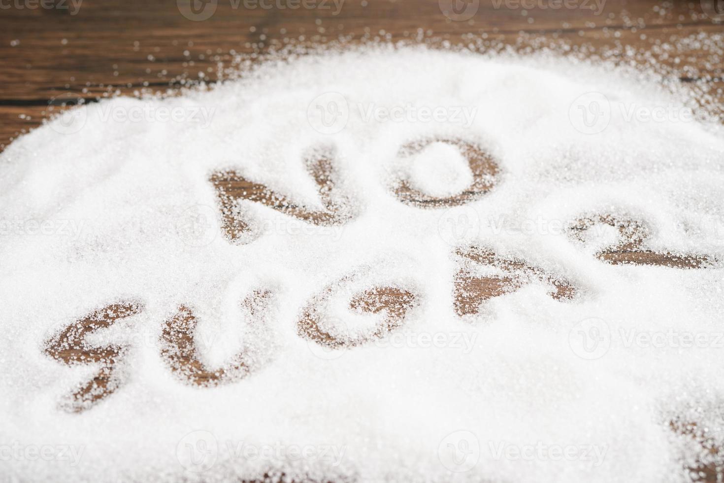 sin azúcar, azúcar granulada dulce con texto, prevención de diabetes, dieta y pérdida de peso para una buena salud. foto