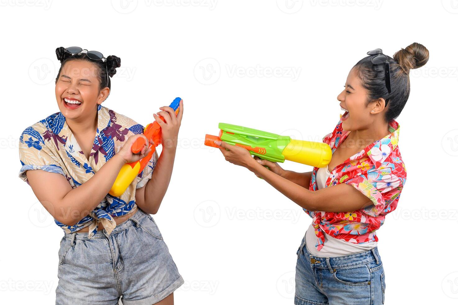 retrato de dos mujeres en el festival de songkran con pistola de agua foto