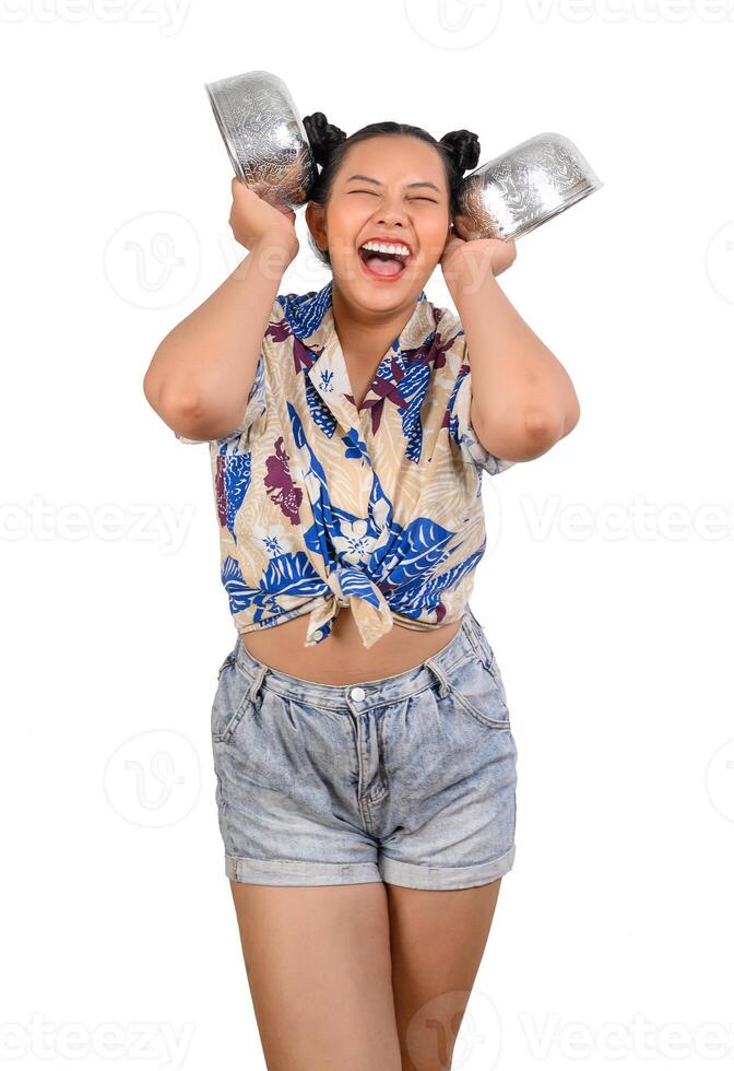 retrato linda mujer en el festival de songkran con tazón de agua foto