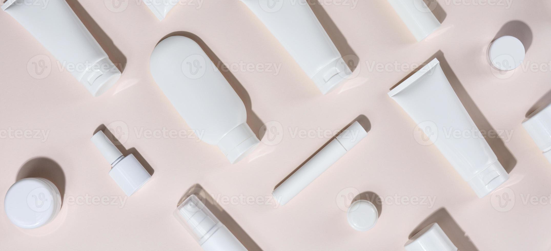 blanco el plastico tubos, frascos y otro formar de embalaje para productos cosméticos en un beige fondo, parte superior vista. modelo para marca foto