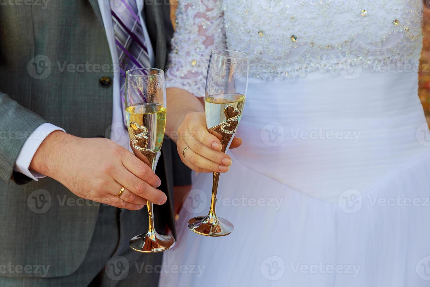 novia y novio con copas de champán de boda foto