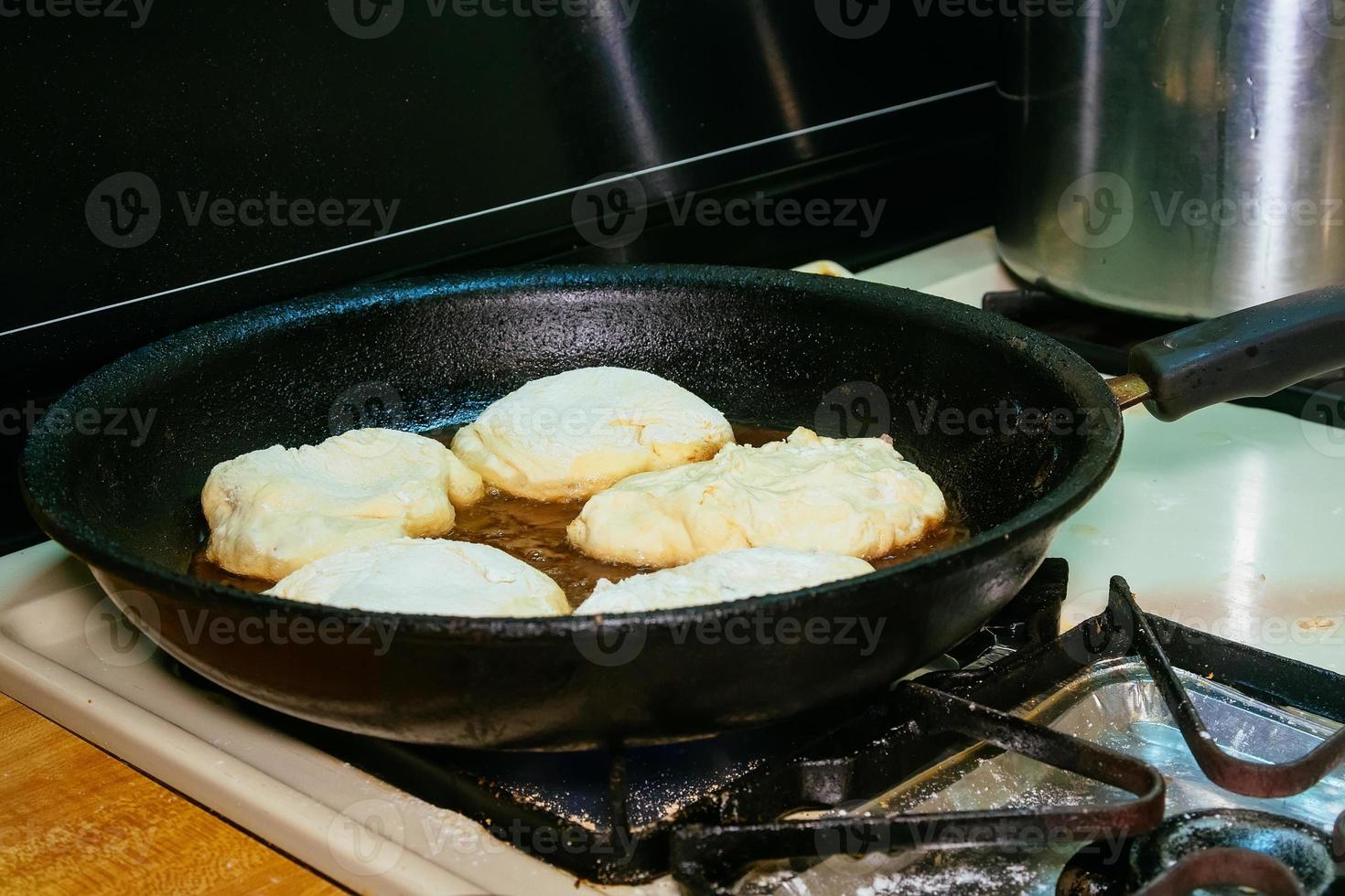 cocinar pasteles de carne fritos foto