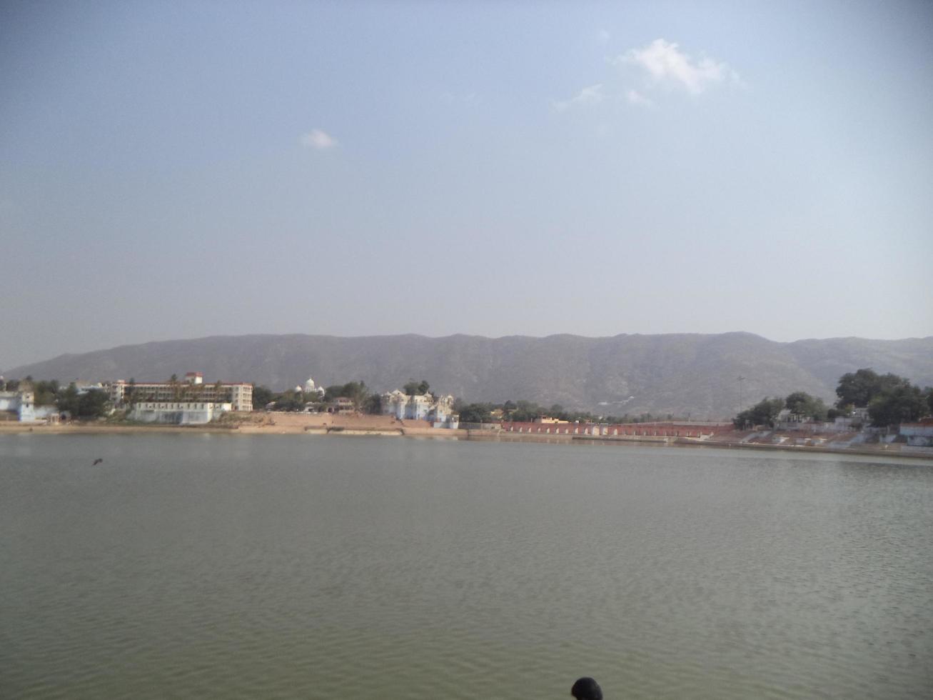 lago en frente un ciudad foto