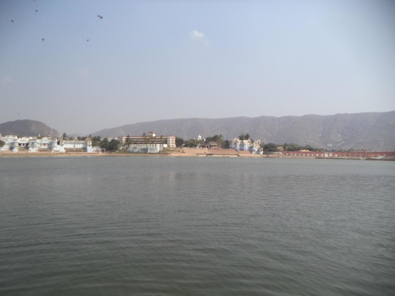 lago en frente un ciudad foto