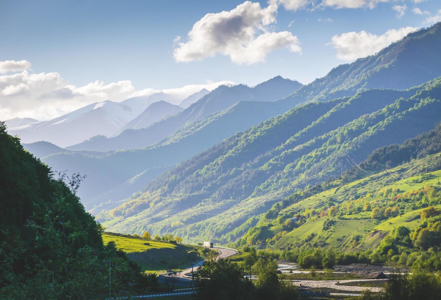 Kazbegi autopista en montaña foto