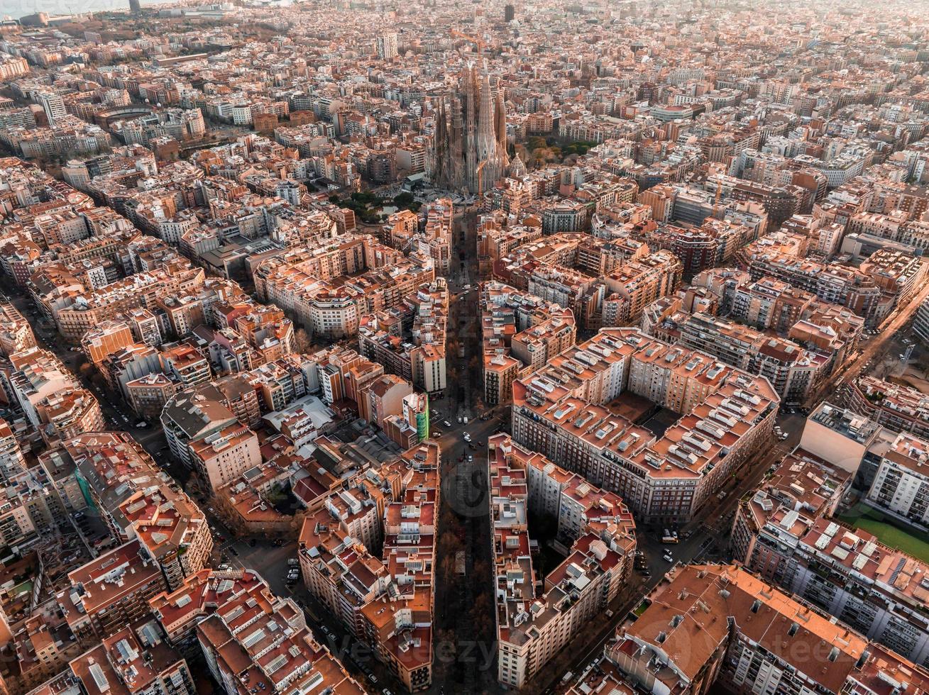 Aerial view of Barcelona City Skyline and Sagrada Familia Cathedral at sunset. 19828953 Stock