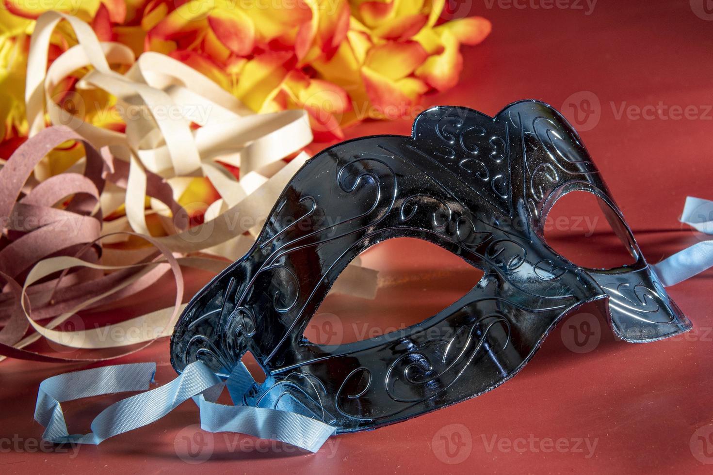 máscara de carnaval veneciano con plumas y elementos típicos en el fondo foto