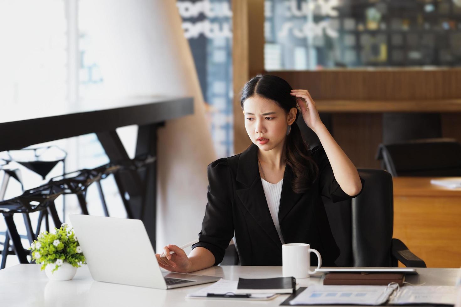 los empleados de la empresa muestran aburrimiento por el trabajo inconcluso usando computadoras portátiles, documentos y tabletas en el trabajo. foto