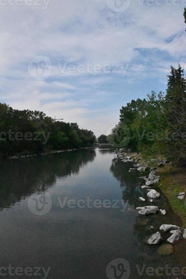 azul cielo encima un río con apuntalar líneas foto