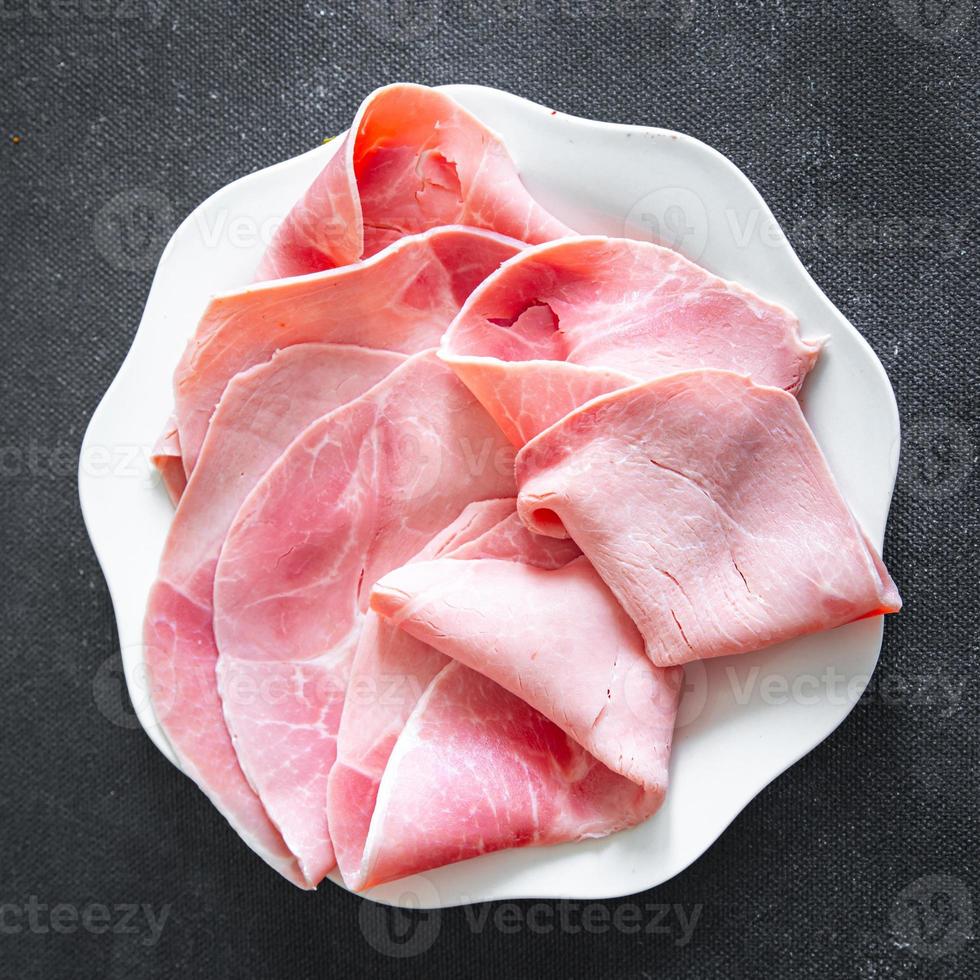 jamón carne cerdo rebanada comida fresca comida bocadillo en la mesa espacio de copia foto