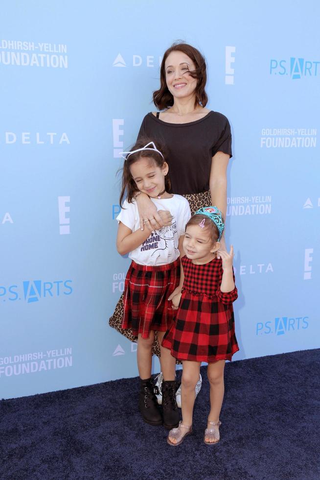 los angeles oct 7 - marla sokoloff, hijas en ps arts express yourself 2018 at the barker hanger el 7 de octubre de 2018 en santa monica, ca foto