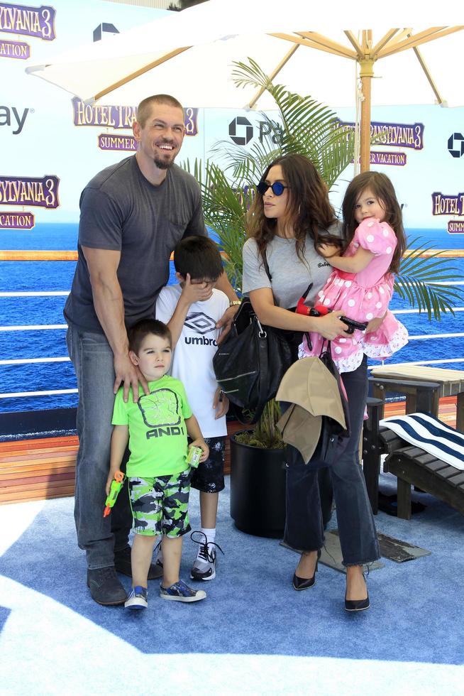 los angeles 30 de junio - sarah shahi, steve howey, niños en el hotel transilvania 3 - estreno mundial de vacaciones de verano en el teatro del pueblo el 30 de junio de 2018 en westwood, ca foto