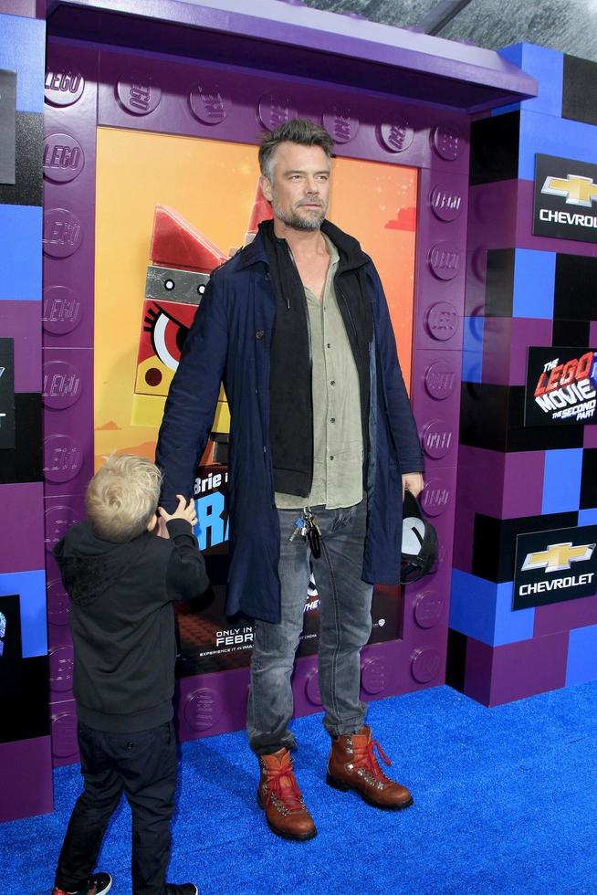 los angeles 2 de febrero - axl jack duhamel, josh duhamel en la lego movie 2 - estreno de la segunda parte en el teatro del pueblo el 2 de febrero de 2019 en westwood, ca foto