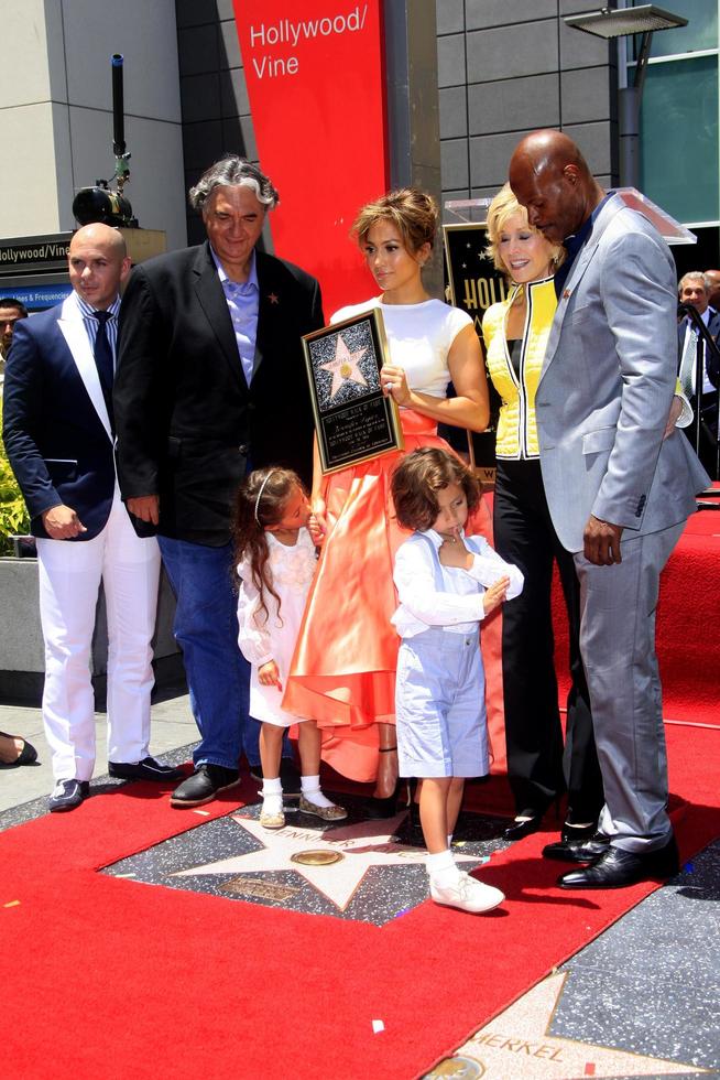 los angeles, 20 de junio - pitbull, gergory nava, emme anthony, jennifer lopez, max anthony, jane fonda,keinan ivory wayans en la ceremonia de la estrella del paseo de la fama de hollywood para jennifer lopez en el hotel w hollywood el 20 de junio de 2013 en los angeles , ca foto