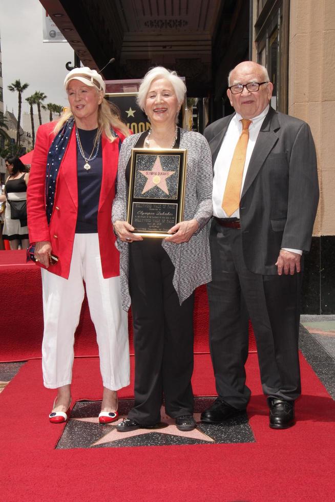 los angeles, 24 de mayo - diane ladd, olympia dukakis, ed asner en la ceremonia que otorga a olympia dukakis una estrella en el paseo de la fama de hollywood en el paseo de la fama de hollywood el 24 de mayo de 2013 en los angeles, ca foto