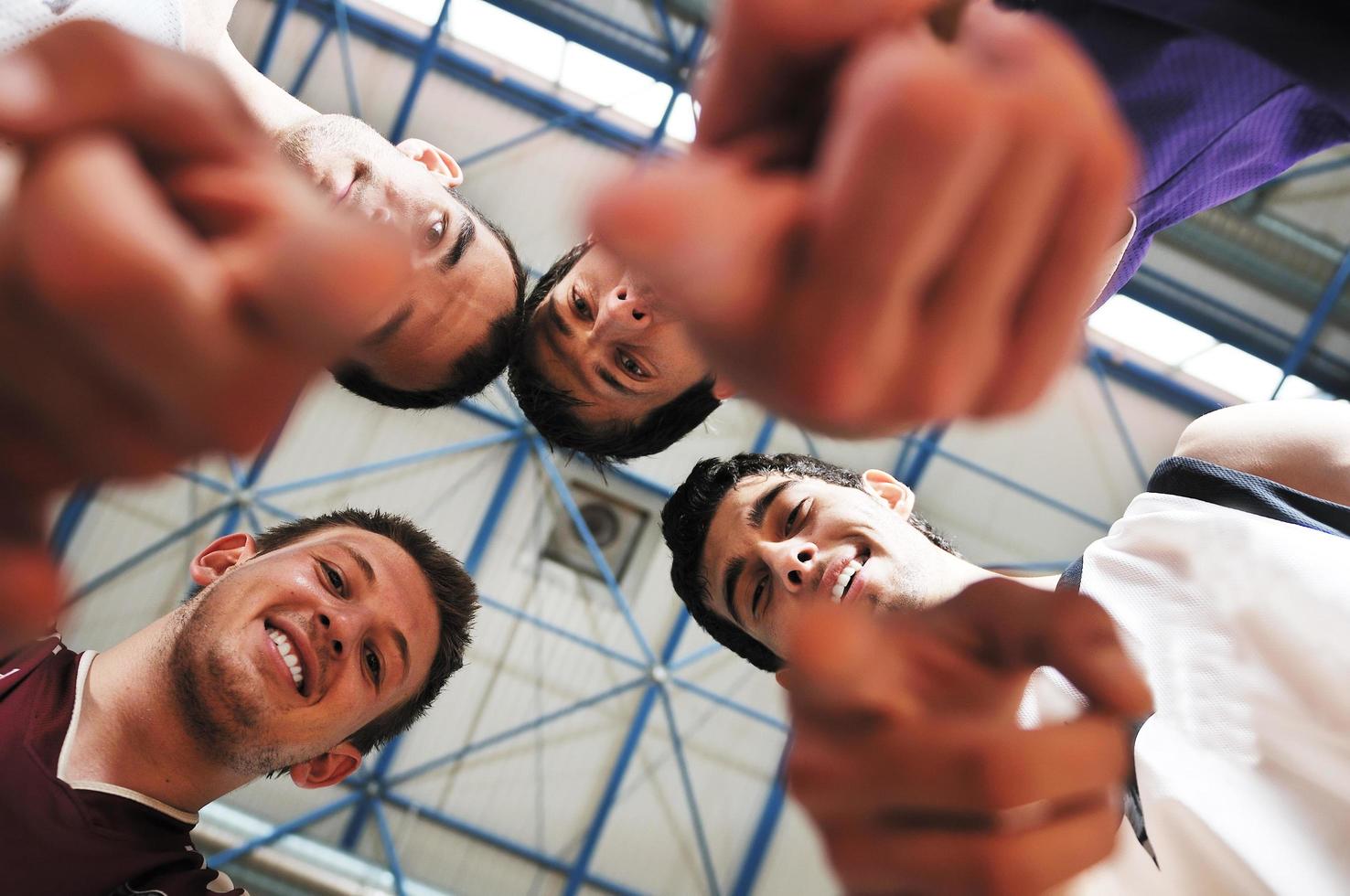 jugador de baloncesto en el pabellón deportivo foto