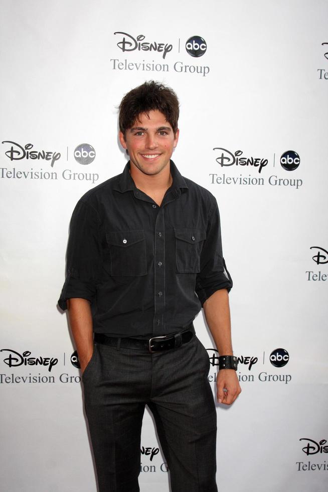 robert adamson llegando a la fiesta abc tv tca en el hotel y spa langham huntington en pasadena, ca el 8 de agosto de 2009 foto