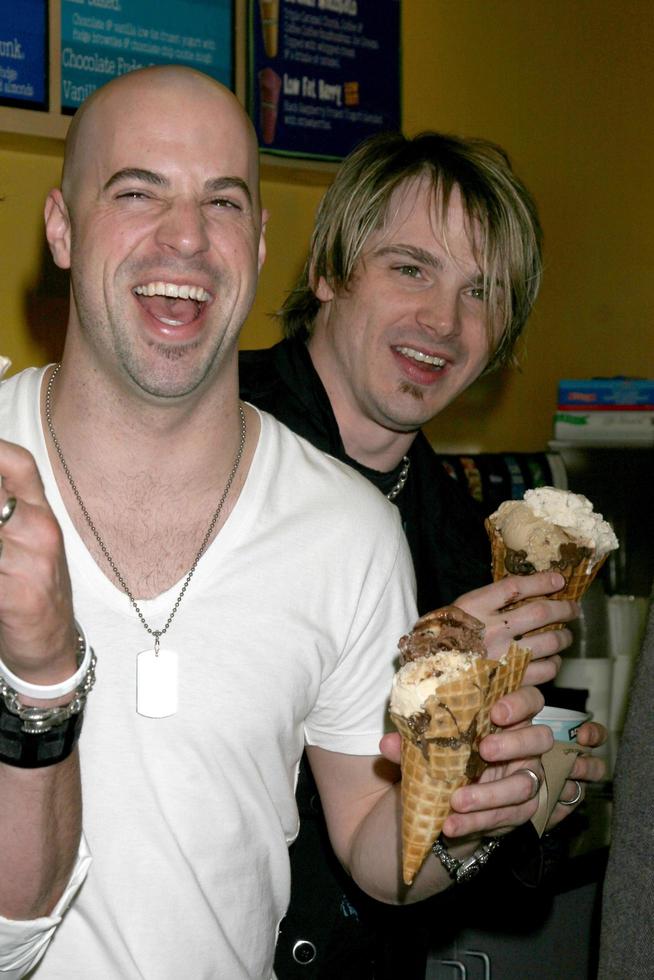 chris daughtry sacando y comiendo helado conferencia de prensa de ben y jerry apoyando a one burbank, ca 7 de abril de 2008 foto