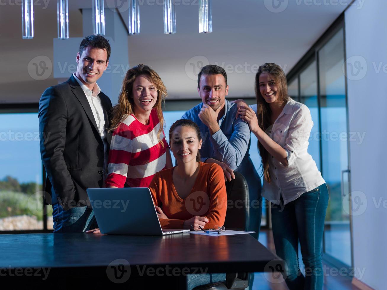 equipo de gente de negocios en reunión foto