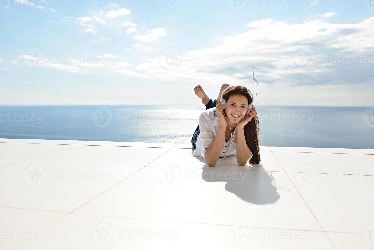 chica escuchando música con auriculares blancos foto