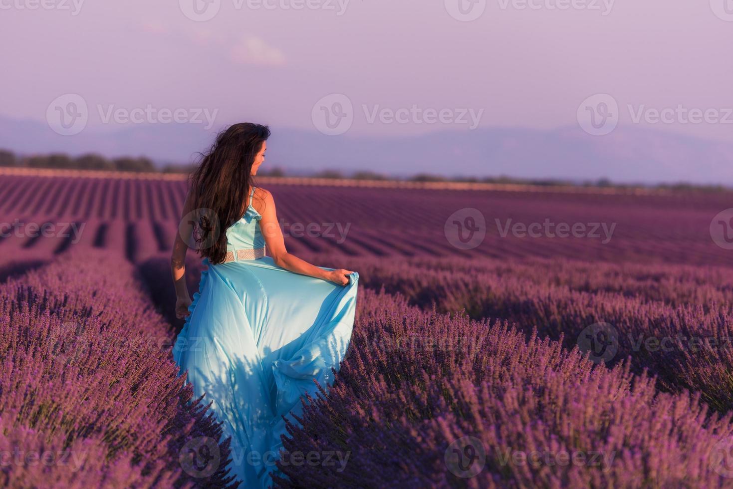 mujer en campo de flores de lavanda foto