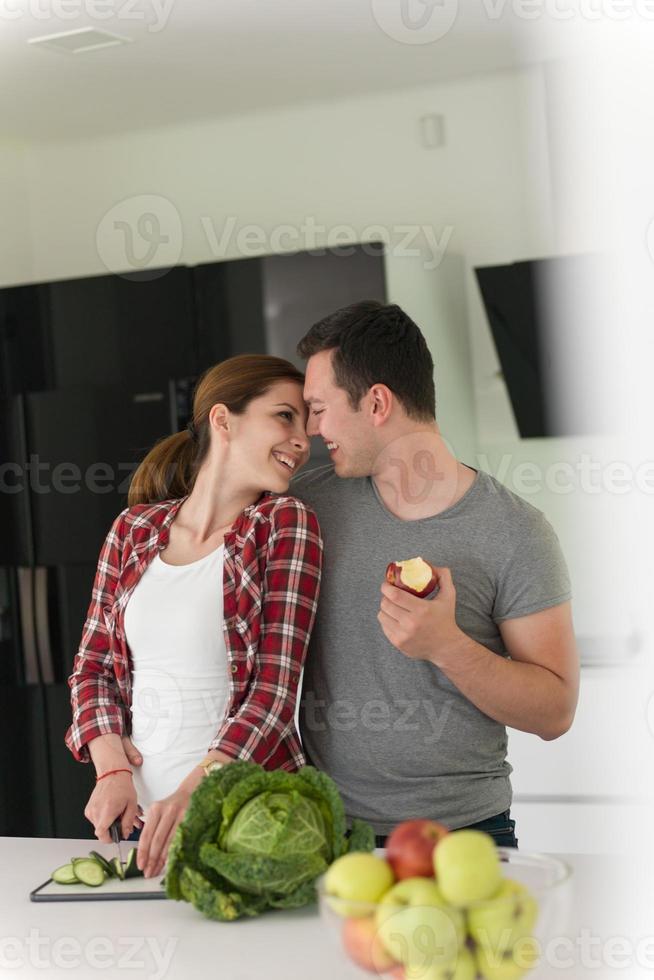 joven pareja guapa en la cocina foto