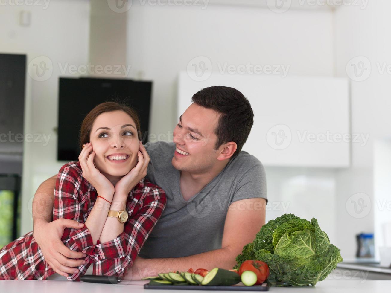 pareja joven en la cocina foto