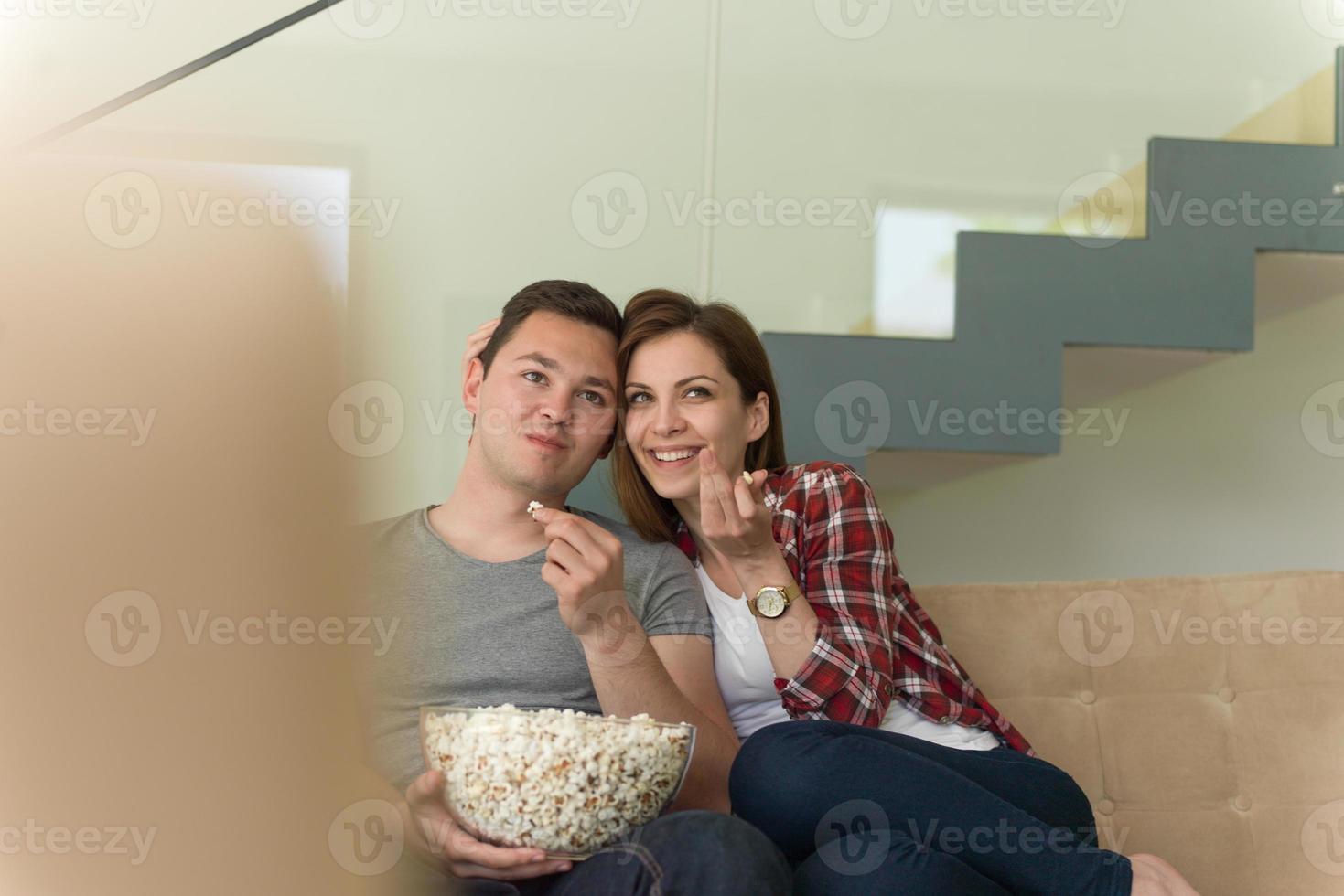 pareja joven y guapa disfrutando del tiempo libre foto