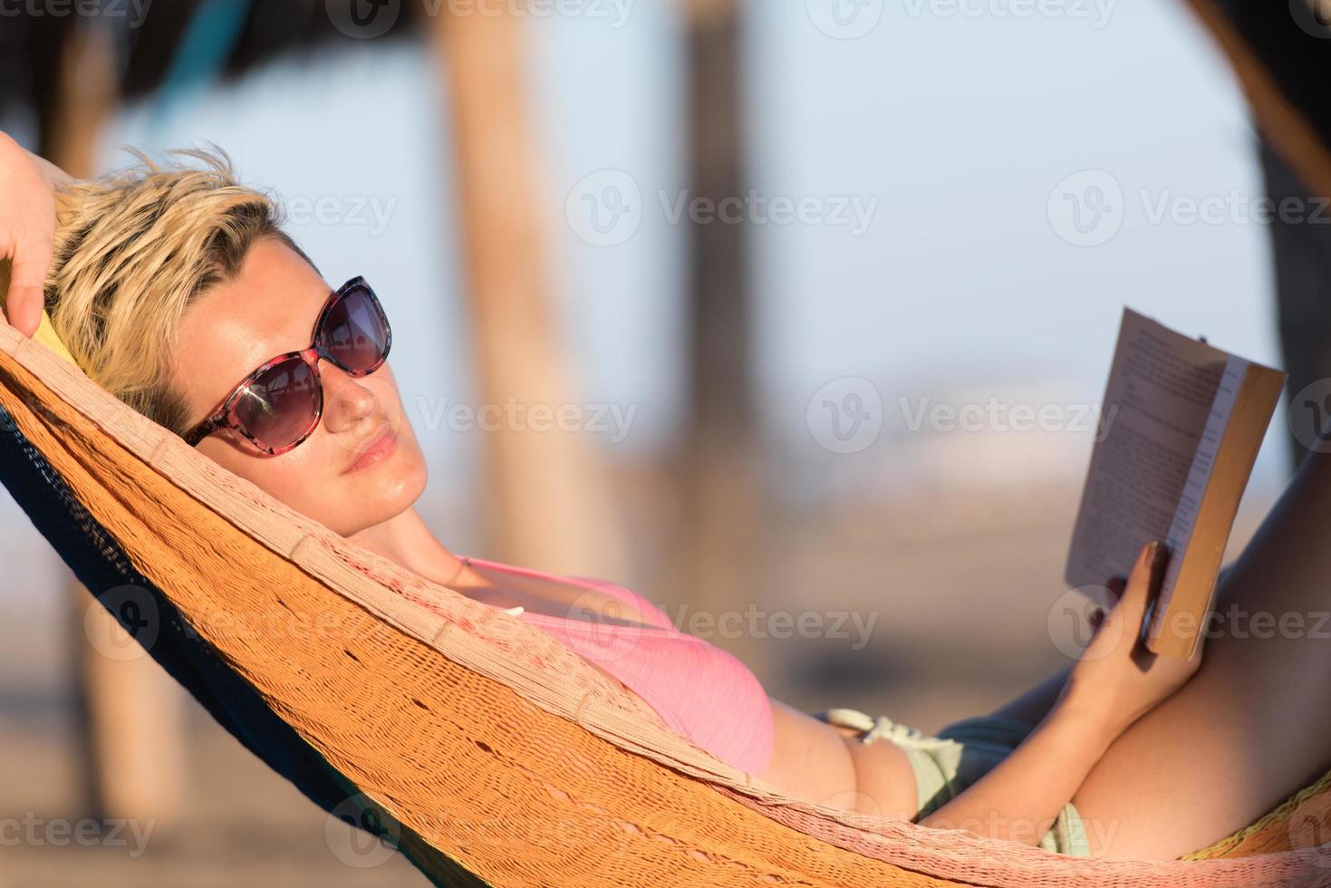 mujer relajada acostada en una hamaca foto