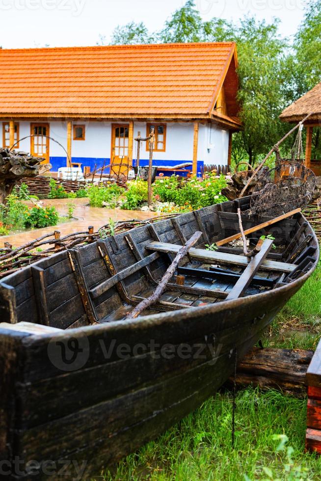 casa rural hecha de barro y techo de barro. la casa de campo ideal para el descanso y la relajación en el seno de la naturaleza foto