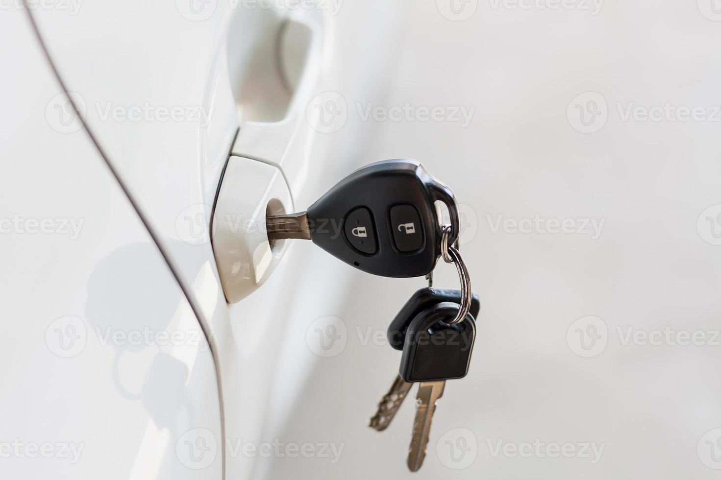 llaves del auto dejadas en la puerta del auto foto