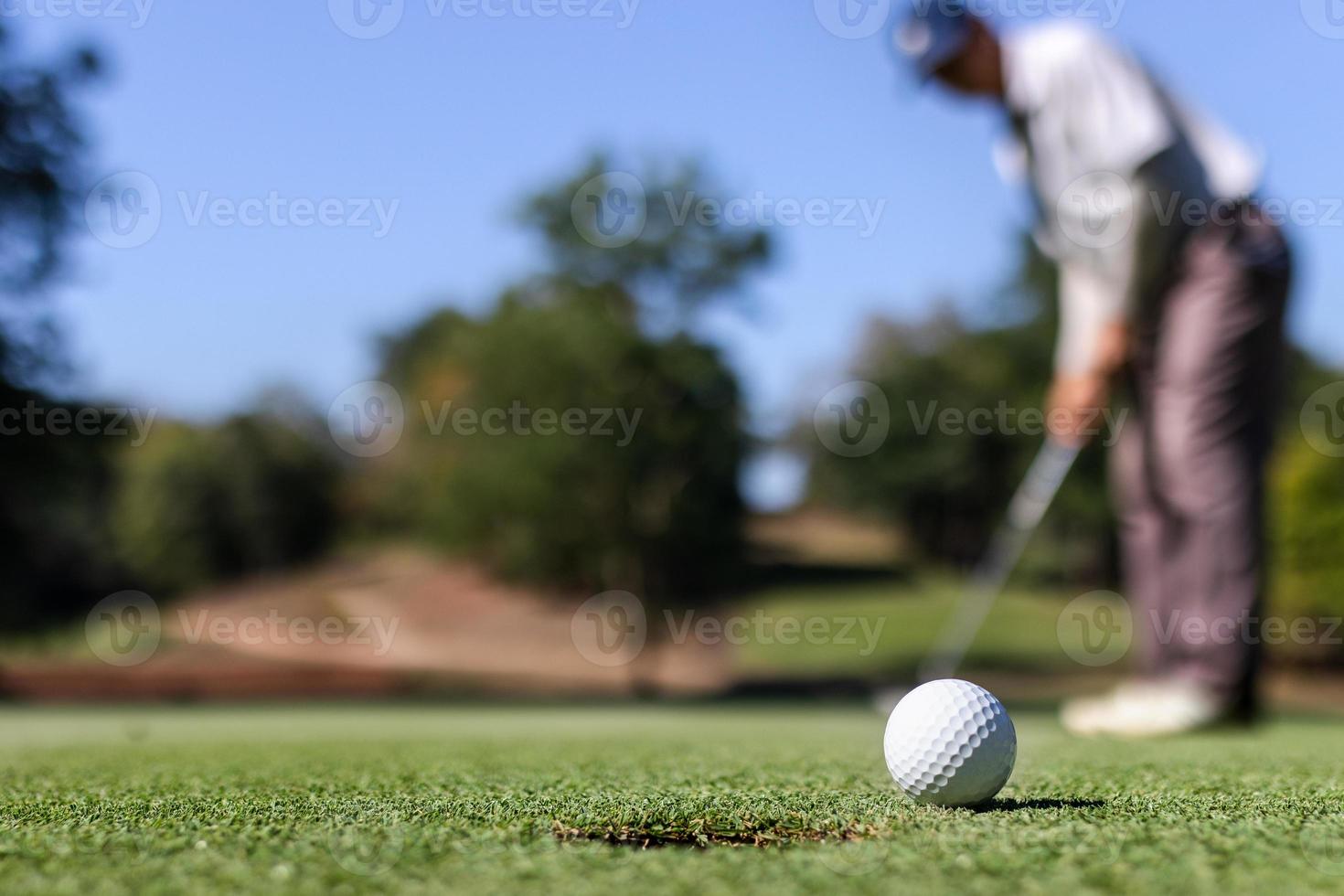 hombre jugando al golf en un campo de golf. foto