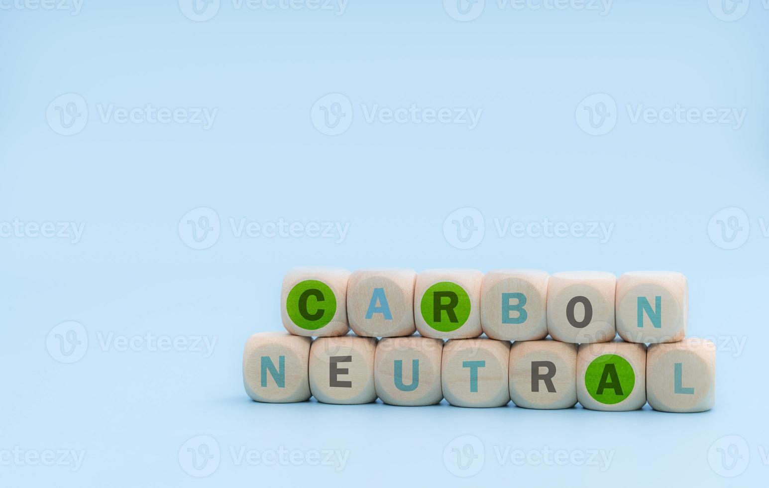 carbón neutral concepto. de madera cubitos con carbón neutral palabras en azul antecedentes. co2 neutral web bandera. carbón neutral corporativo negocio largo término estrategia. global carbón neutralidad concepto. foto