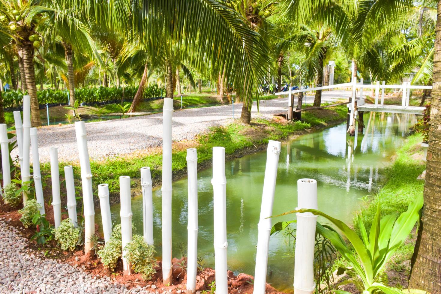 bambú recurso decoración en un turista atracción en un Coco plantación en del Sur tailandia foto