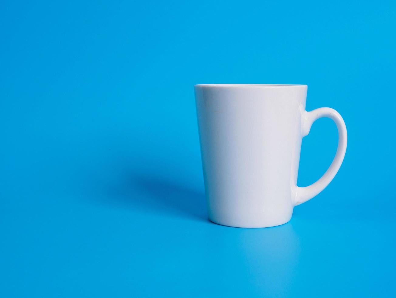 photo above Of white coffee cups with hot black coffee without sugar, it is popular to drink in the morning to help them stay awake and refreshed, and ready to work. Placed on a white background