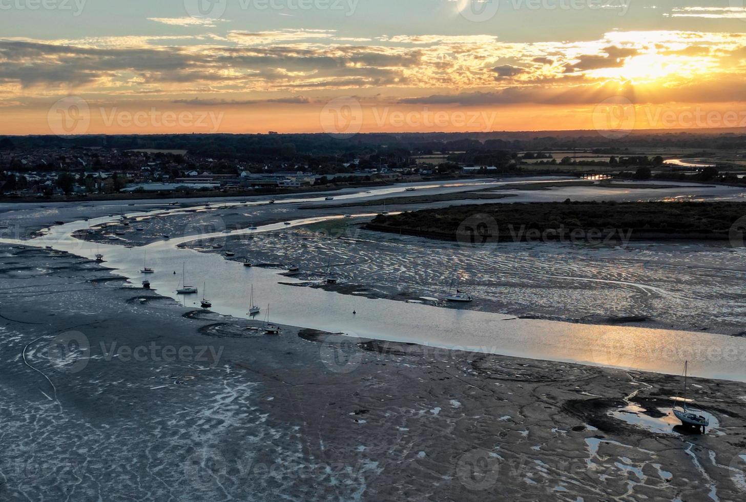 puesta de sol en el recorrido río a bajo marea foto