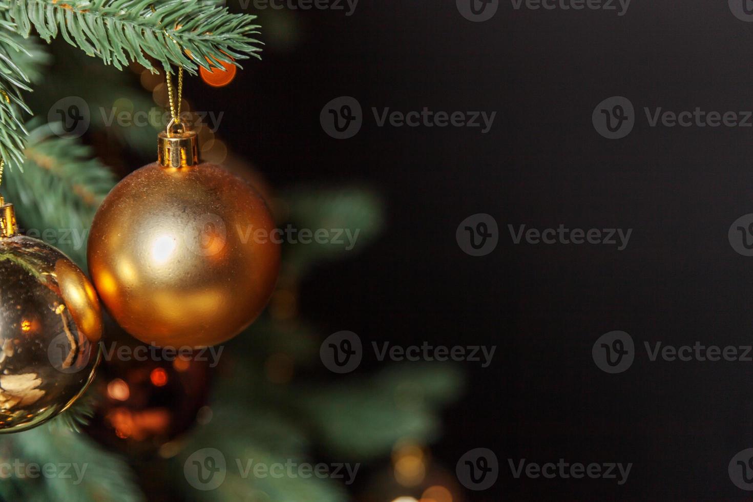 clásico árbol de año nuevo decorado con adornos dorados juguete y pelota foto