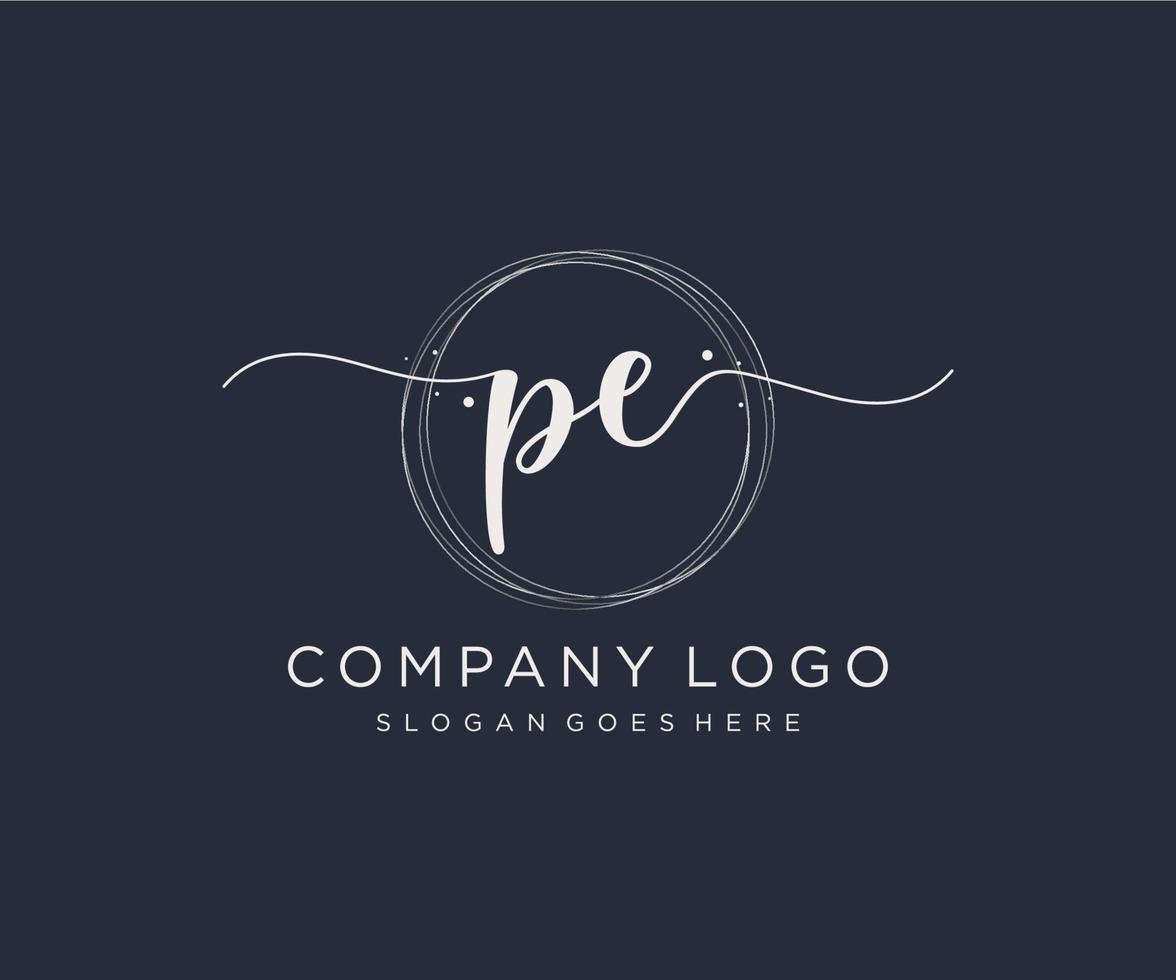 logotipo femenino pe inicial. utilizable para logotipos de naturaleza, salón, spa, cosmética y belleza. elemento de plantilla de diseño de logotipo de vector plano.