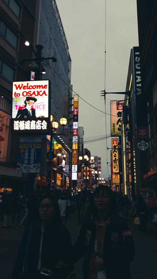 osaka, Japón en abril 9, 2019. turistas son caminando en Shinsaibashi para compras a noche. foto