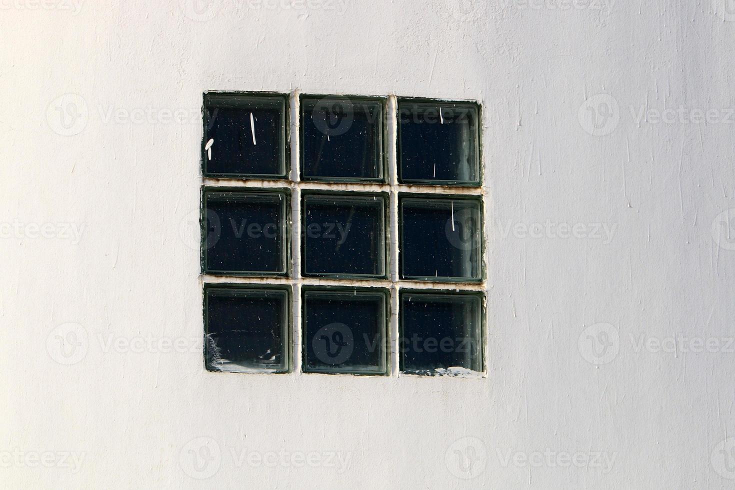 pequeña ventana en la gran ciudad. foto