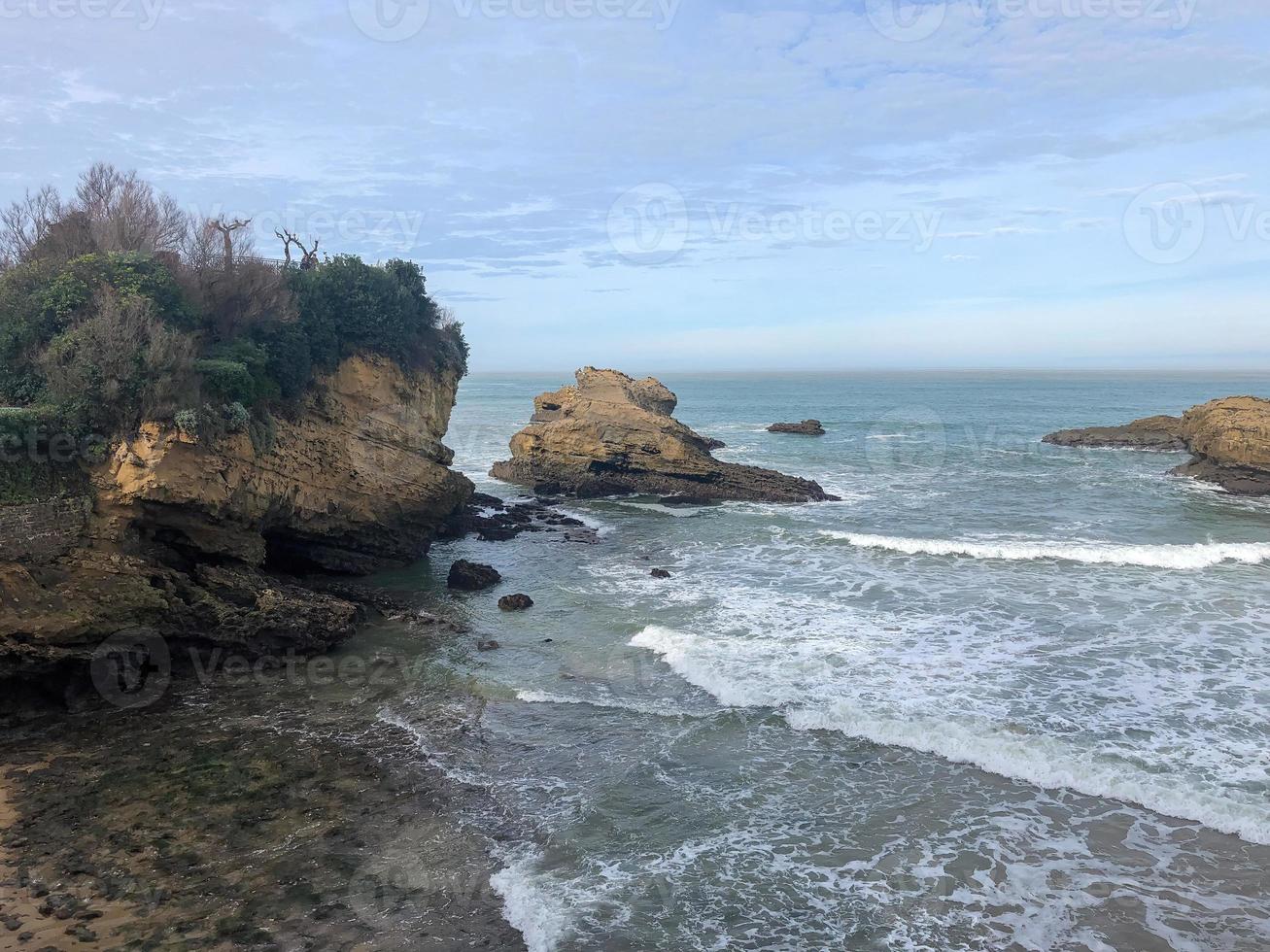 paisaje el basta roca, el grande playa de biarritz en Francia foto