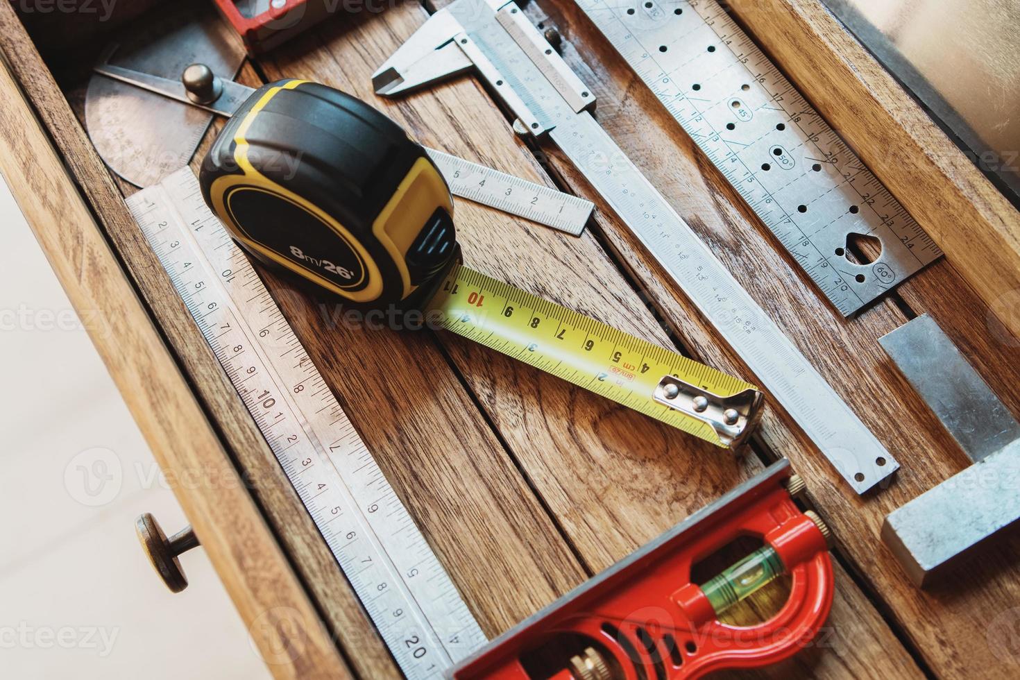 cinta medida con de medida lineal marcas en de madera fondo, bricolaje fabricante y carpintería concepto. selectivo atención foto