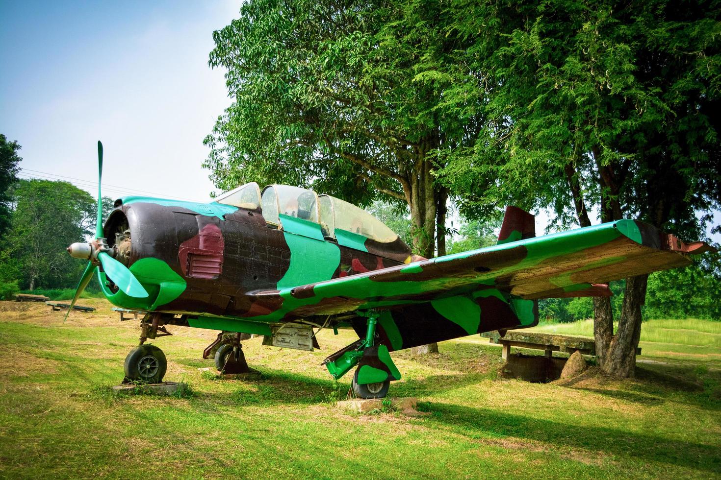 antiguo militar avión aeronave motor para soldado guerrero en el mundo guerra en el parque foto