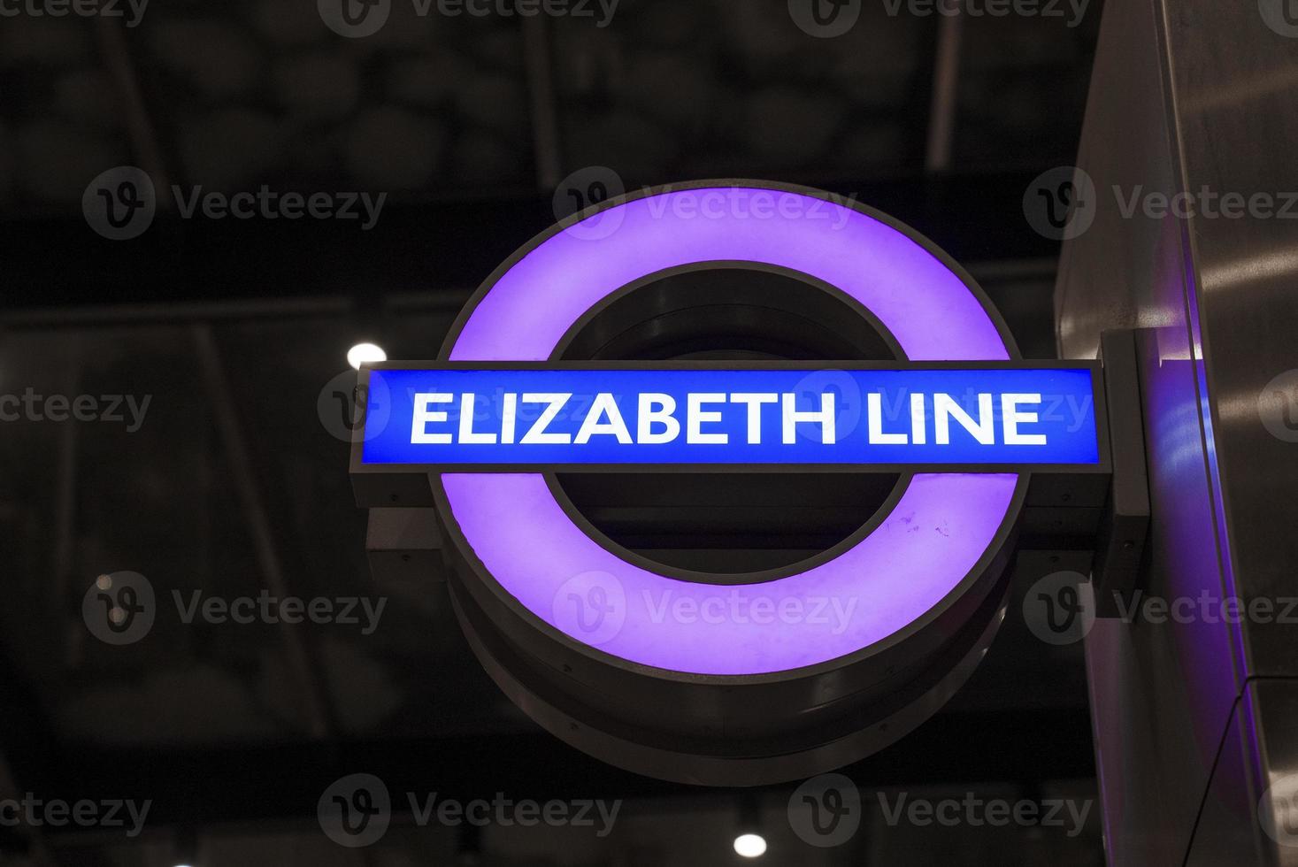 elizabeth línea texto en púrpura circulo a subterráneo subterraneo estación en Londres foto