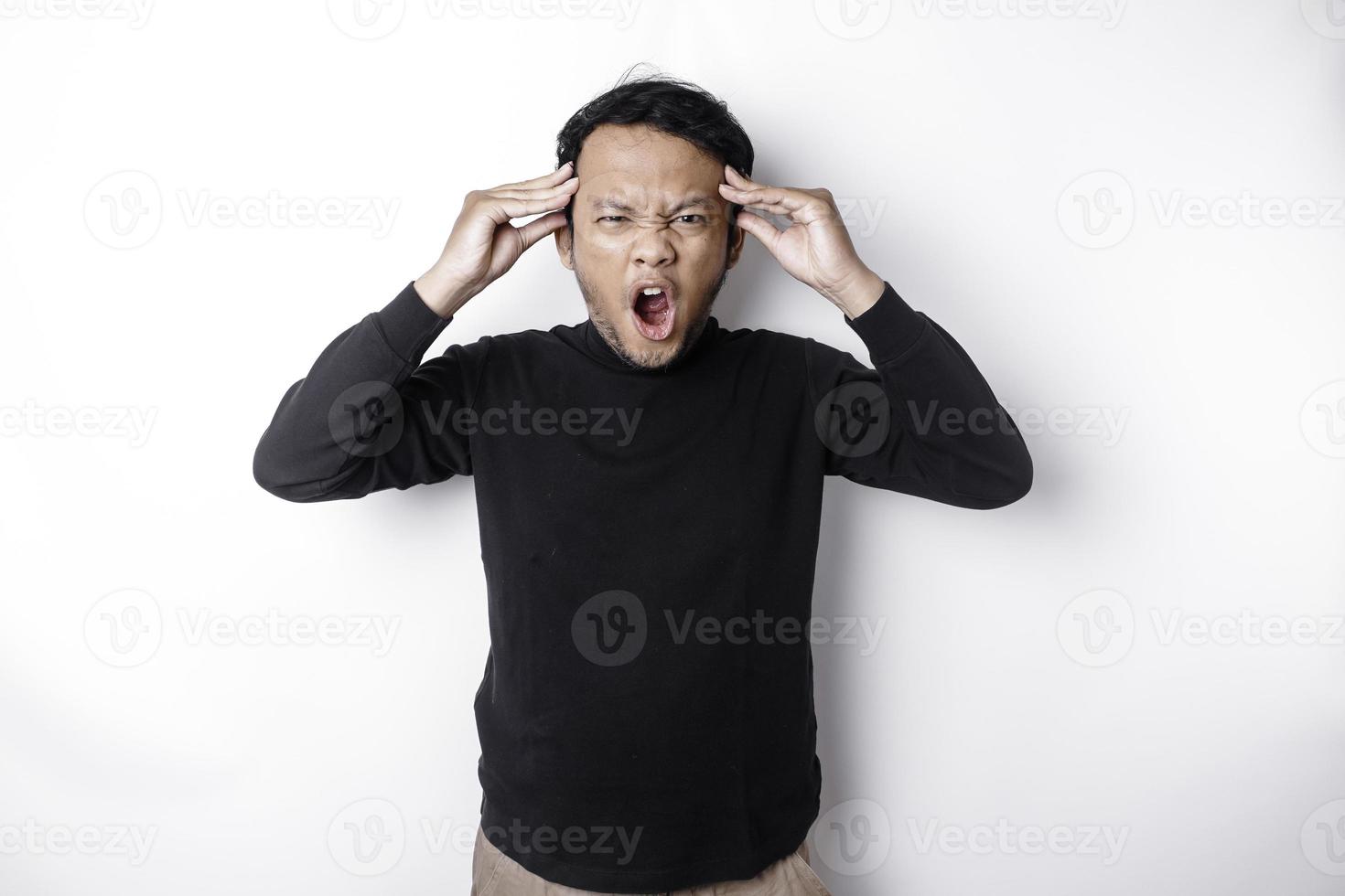 un retrato de un asiático hombre vistiendo un negro camisa aislado por blanco antecedentes mira Deprimido foto