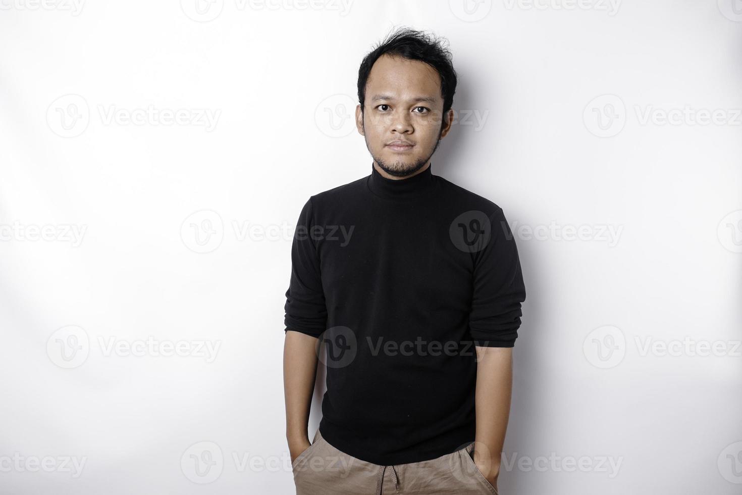 un retrato de un sonriente asiático hombre vestido en un negro camisa, aislado por blanco antecedentes foto