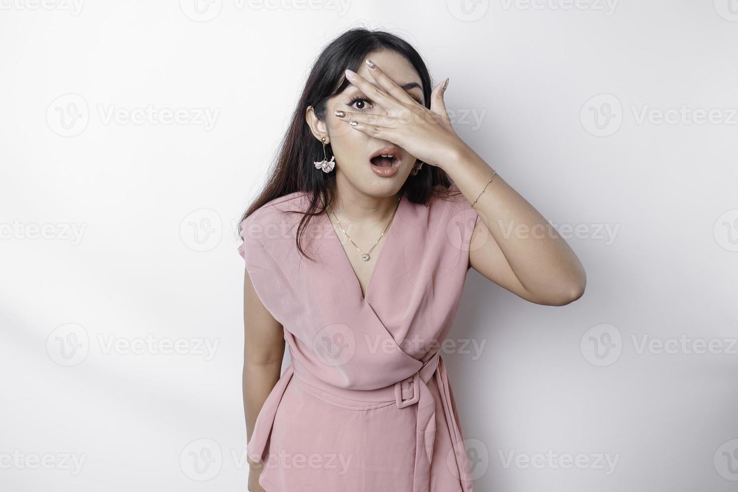 gracioso obvio echar un vistazo asiático mujer en rosado blusa aislado en blanco antecedentes. foto