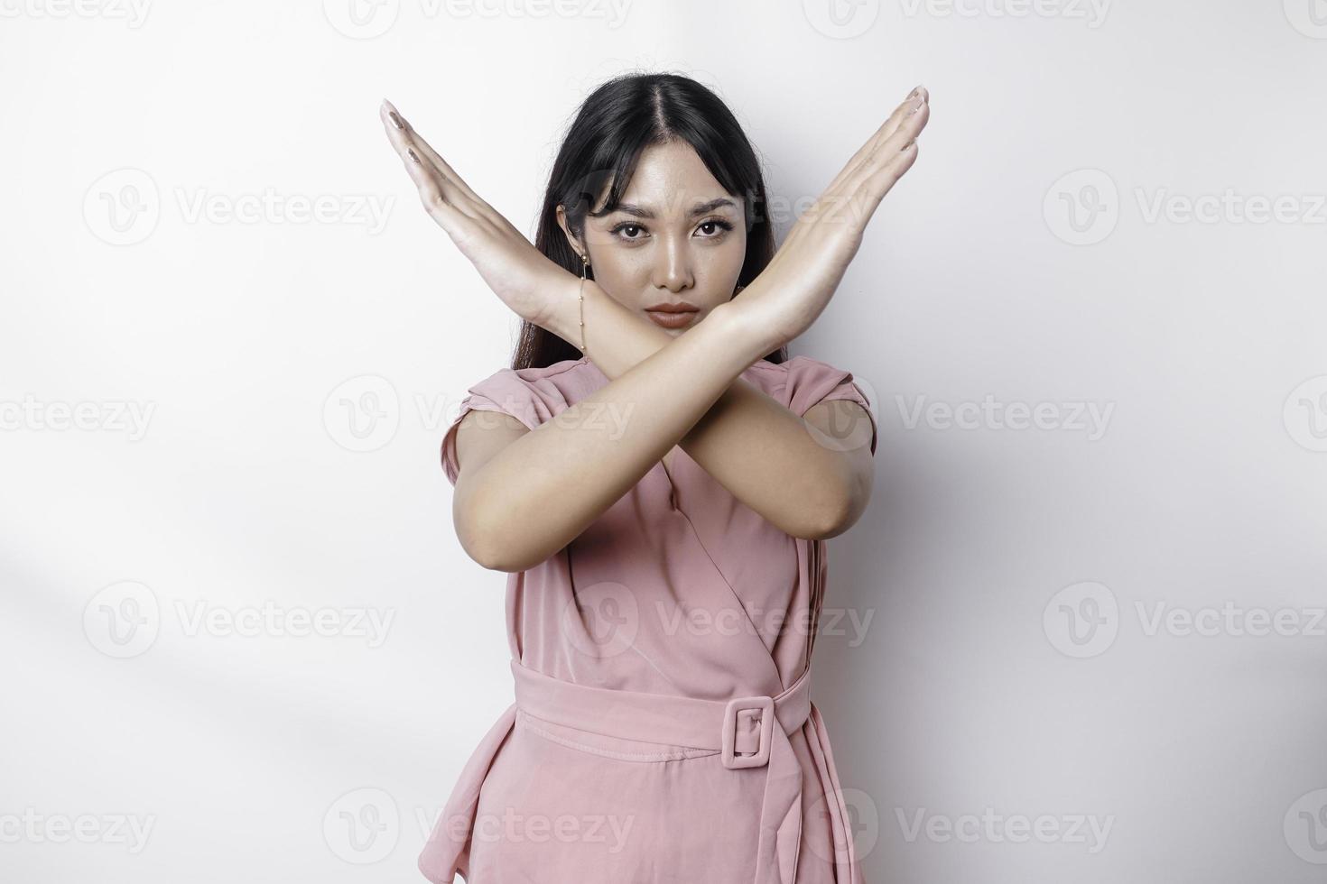 hermosa asiático mujer vistiendo rosado blusa con mano gesto actitud rechazo o prohibición con Copiar espacio foto