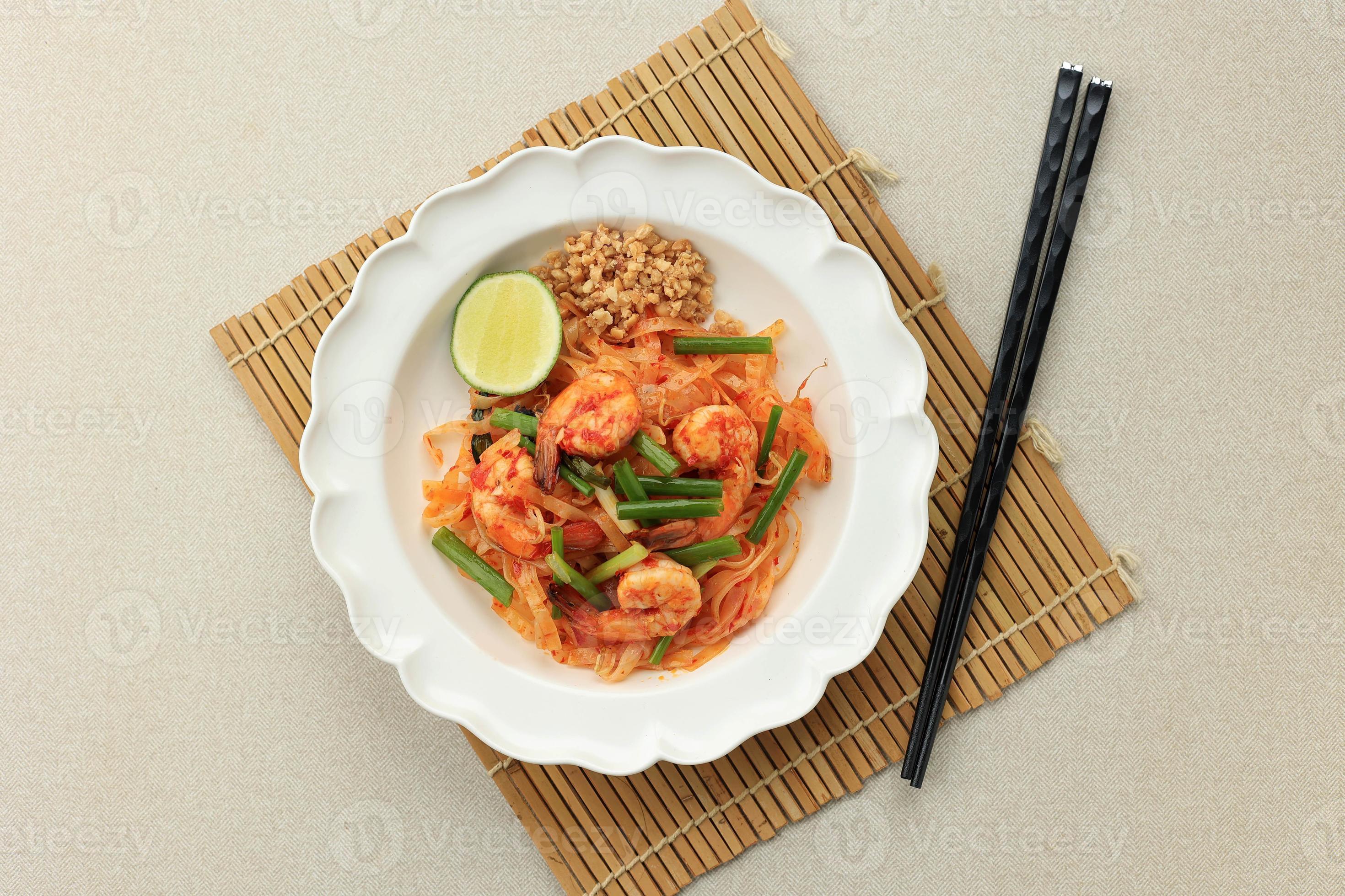 Pad Thai, Stir Fried Rice Noodles with Shrimp 19877403 Stock Photo at